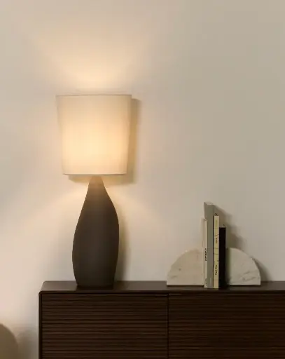 [L00179KK14] VIONA : Lampe de table avec effet pierre texturée et abat-jour en coton