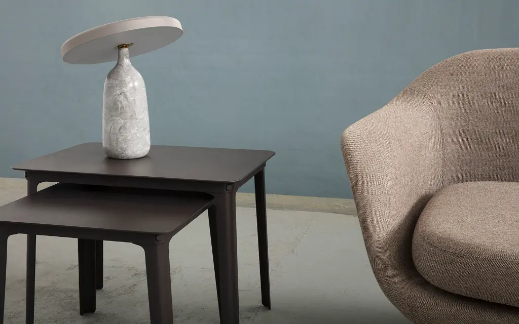 6035_Normann_Copenhagen_Sum_Modular_Sofa_Black_Alu_Main_Line_Flax_Bank_MLF_23_Steady_Table_Eddy_Lamp.webp