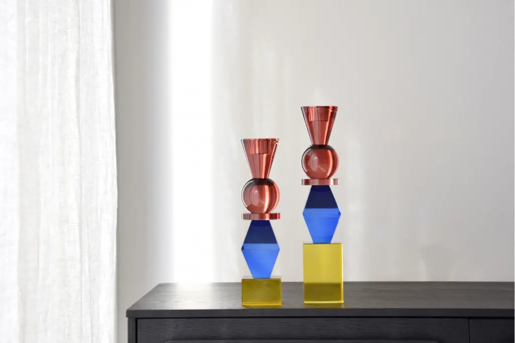 collection-de-formes-candelabres-en-verre-colore.webp