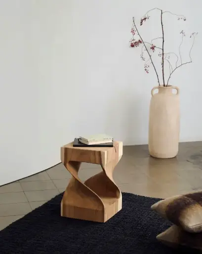 [CC0801M46] HAKON : Table d'appoint Hakon en bois de Mungur et intérieur sculpté 30 x 30 cm