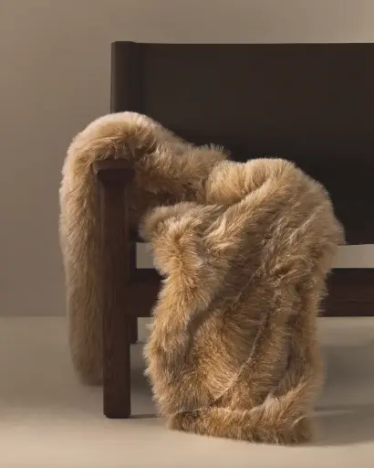 [X00837FA12] LISARA : Couverture Lisara écru en fausse fourrure avec sangle 130 x 170 cm