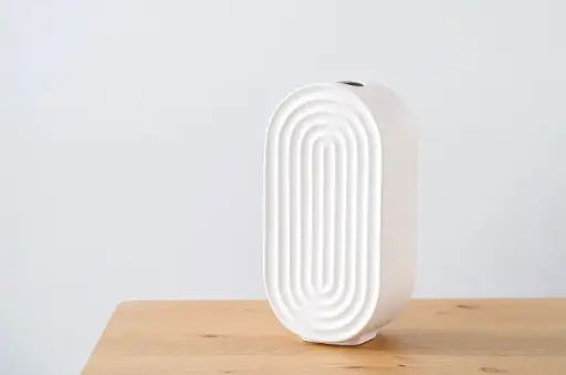 [34JZ25953B] NERVA : Vase en céramique blanc mat 15 x 10,5 x 30,5 cm