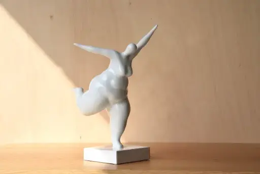[TP234B] FORWARD : Sculpture en céramique blanche et finition brillante 11x18x31 cm