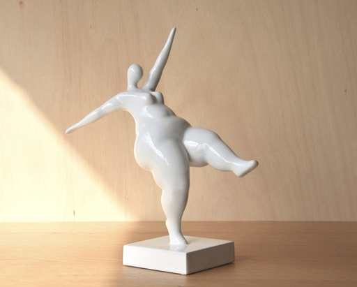 [TP235B] BACKWARDS : Sculpture en céramique blanche et finition brillante 11x18x31 cm