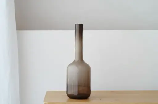[34DL25018] XELA : Bouteille décorative grise 15x15x46 cm