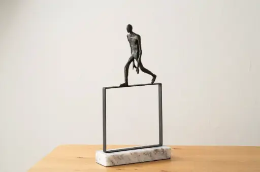 [34K25160] SQUARE : Sculpture en métal et marbre 25x8x47 cm