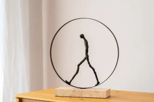 [34K25504] WALKING IN A CICLE : Sculpture en métal et marbre 40x10x43,5 cm