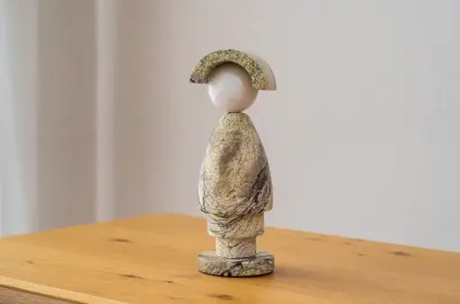 [34K25561V] DOL : Sculpture en marbre 9,5x7,5x26,5 cm