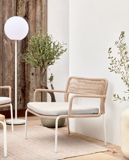 [IT0364J11] CAILIN : Fauteuil Cailin en corde beige et pieds en acier galvanisé peint en blanc