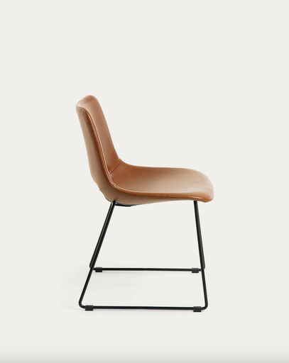 [CC0826U10] ZAHARA : Chaise Zahara polyuréthane marron et pieds en acier finition noire