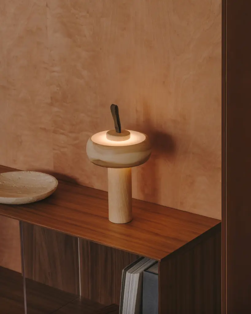 [L0300049MM46] LUBA : Lampe de table portable Luba en bois de frêne et poignée en coton vert